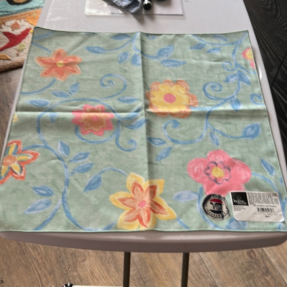 Homewear 100% polyester new w tags set of 2 Gentle Breeze NAPKINS MINT 18 in sq.